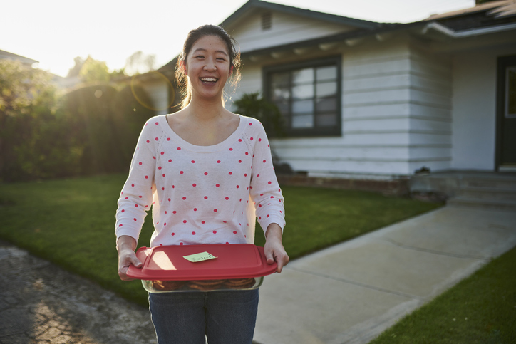 Woman holding the dishes