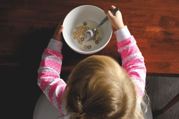 kid with cereals